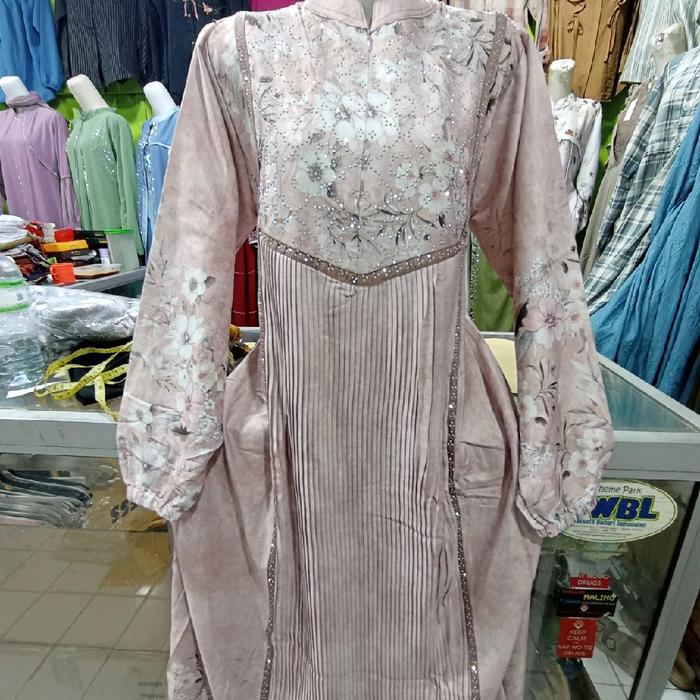 Gamis Usna Plisket dengan Desain Bunga Elegan dan Detail Payet yang Menawan