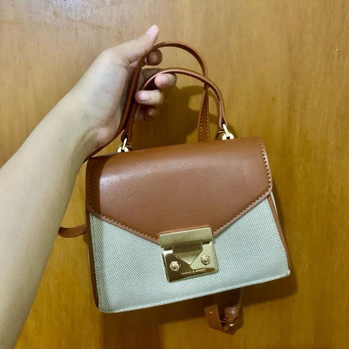 Charles n Keith Eudor Tas Tangan Wanita Elegan dengan Desain Dual Warna Coklat dan Putih Cocok untuk