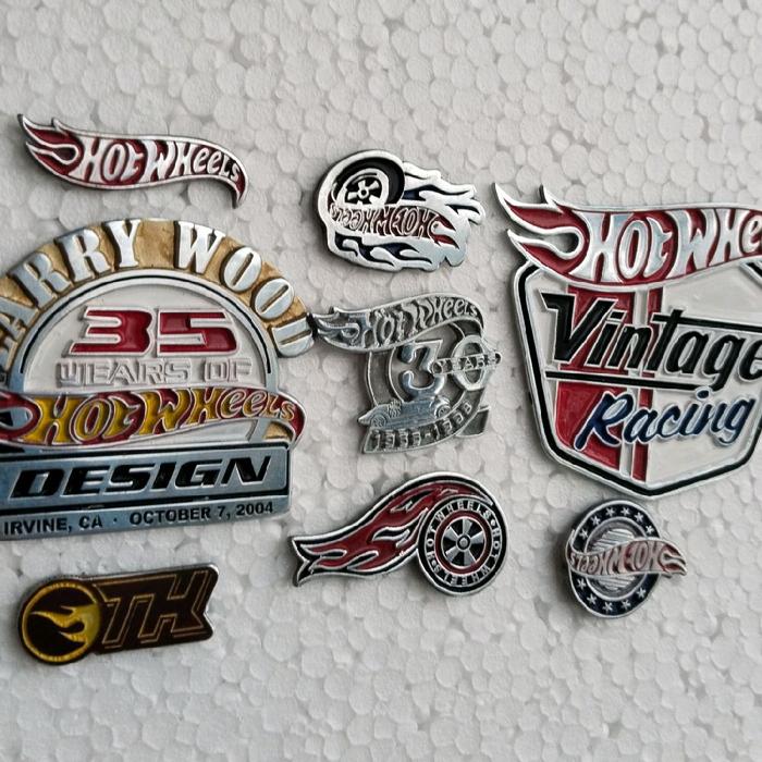 Hot Wheels Set of 8 Enamel Pins Vintage Racing Collectible Pin Badge Lot untuk Penggemar Mobil Balap