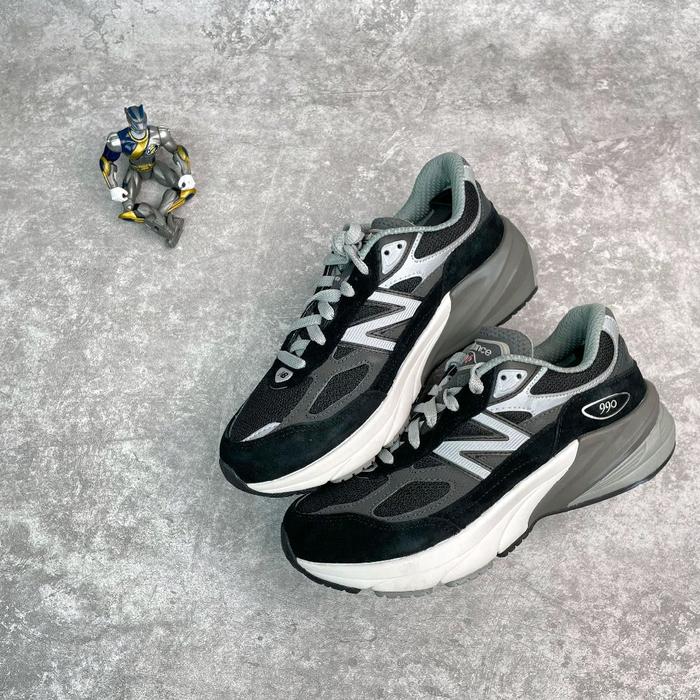 New Balance 660v6 Black Sneakers