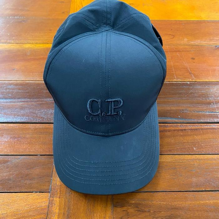 Topi CP COMPANY + berwarna hitam