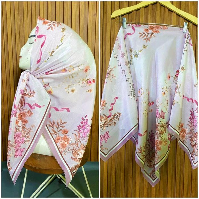 HIJAB SEGI EMPAT VOAL MOTIF BUNGA PINK MUDA