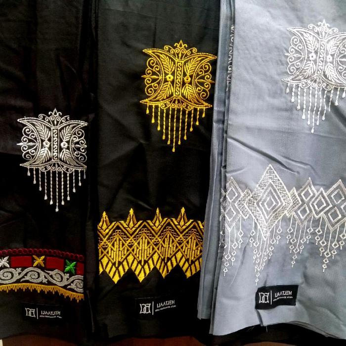 sarung pria dewasa dengan motif pintu aceh,,bahannya lembut dan nyaman untuk di pakek, sarung ija at