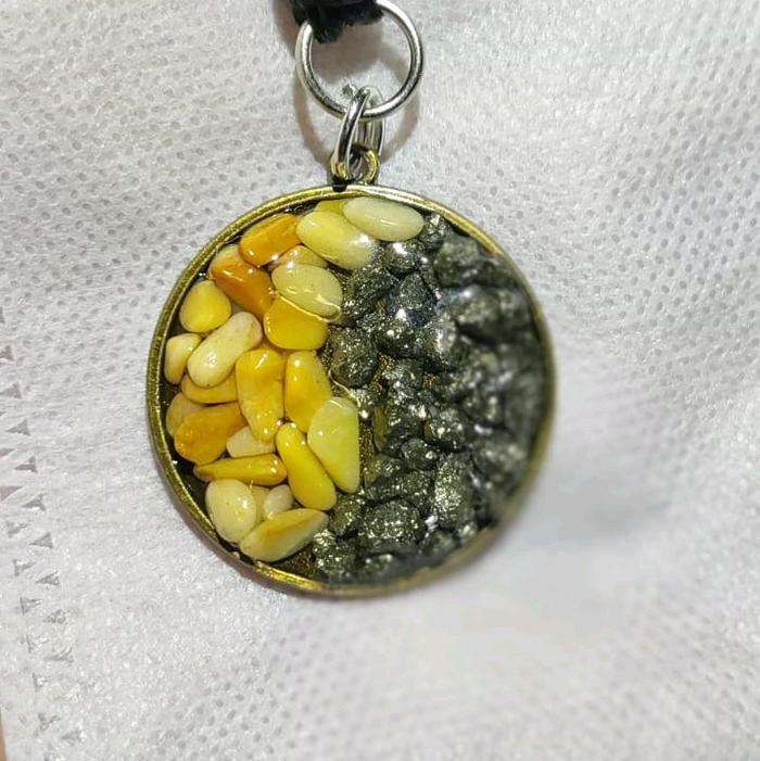 kalung pendant liontin keberuntungan yellow Jade dan batu pyrite formasi yin yang