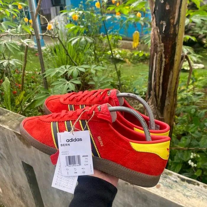 Adidas Bern archive red sz 41 Suede On Sepatu Sneakers Pria Wanita Hitam Putih