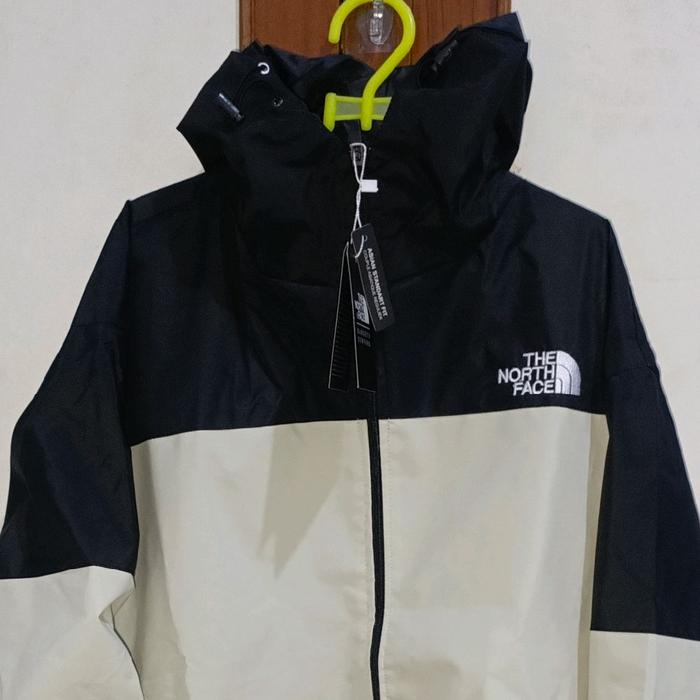 73. The North Face Jaket Hitam cream dengan Logo The North Face