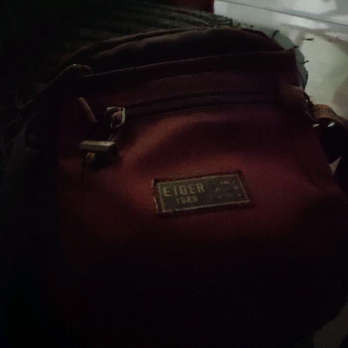Eider Tas Selempang Merah Maroon dengan Logo Tahun 1989 untuk Gaya Harian Anda
