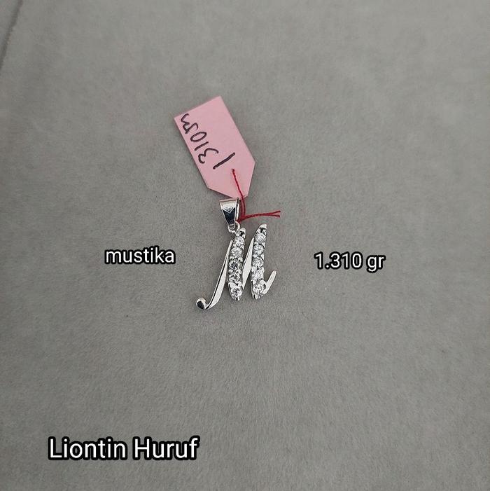 Liontin putih huruf M (41) 8K / 375