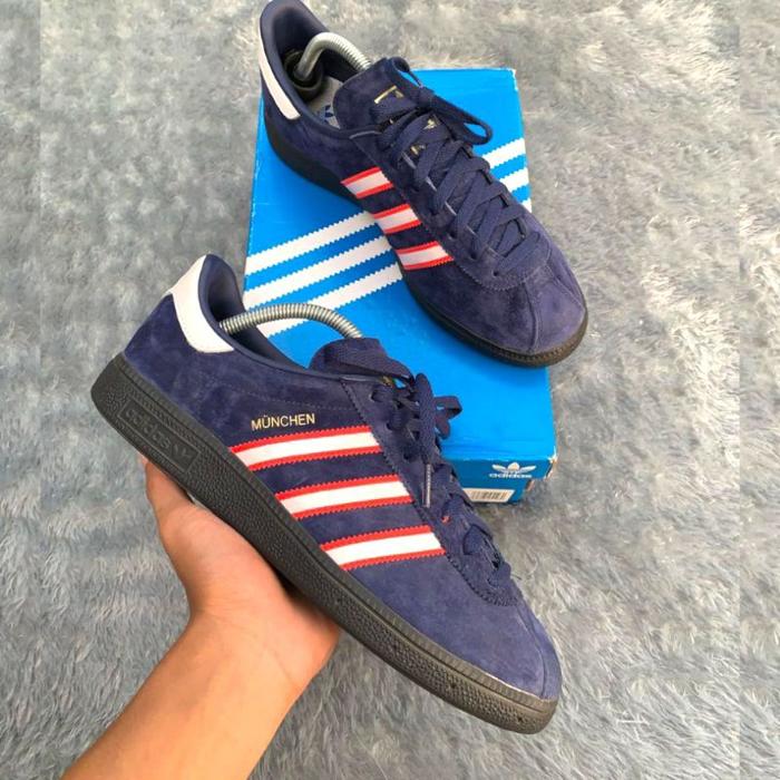 FREE KAOS KAKI!!!(BISA COD) Adidas Munchen City Series Navy Edge Deep Blue Soft Red Exclusive Sepatu