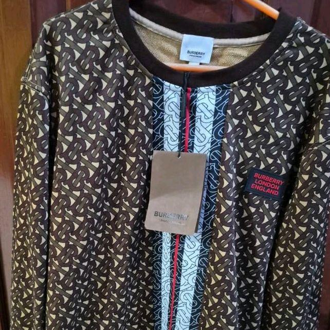 Burberry London Crewneck Pria dengan Desain Monogram dan Detail Merah Putih