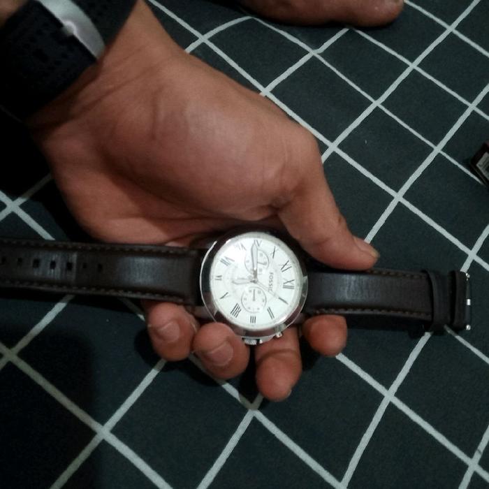 Jam  Tangan  second.  Lonjong FOSSIl dengan Tali Kulit dan Desain Elegan untuk Pria