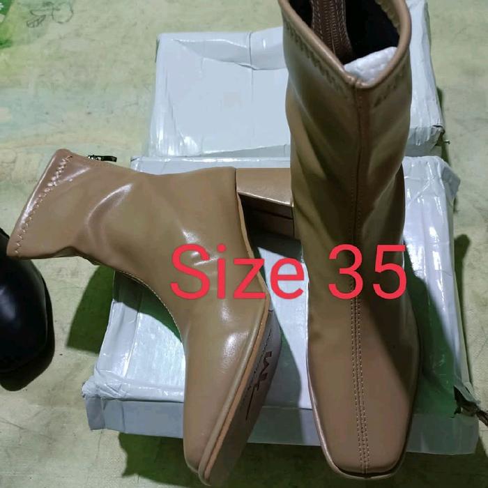 Sepatu boots wanita import Size sesuai yang tertera di gambar.Barang baru bukan second.tanyakan stoc