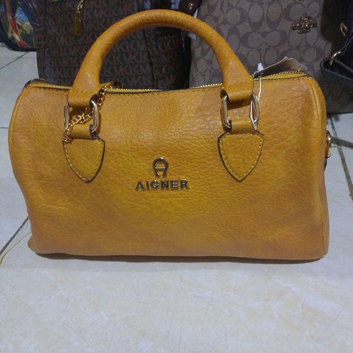 Aigner Tas Tangan Wanita Warna Kuning dengan Desain Elegan dan Praktis