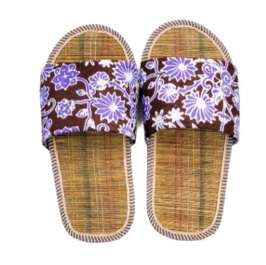 Sandal Ruangan Berbahan Tenunan Natural Lidi Sawit dengan Batik Estetik Motif etnik