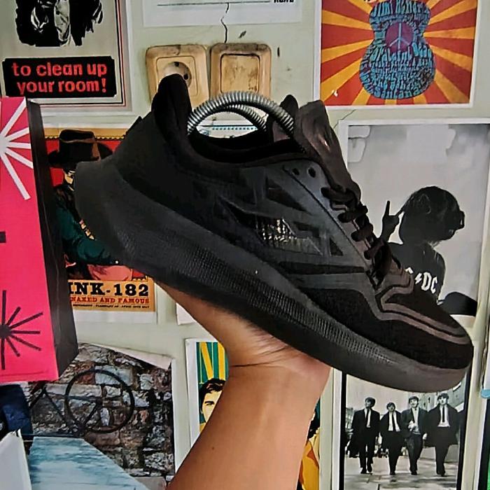 mills full black size 41-42 nyaman ringan running Shoes Casual Pria