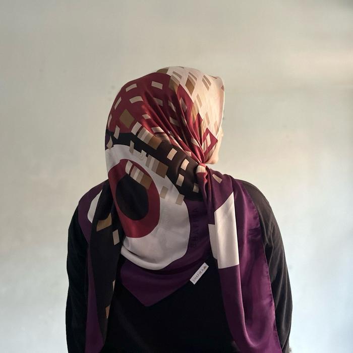 Shafira Scarf Semi Silk Purple Motif Abstract Hijab Segiempat - Preloved
