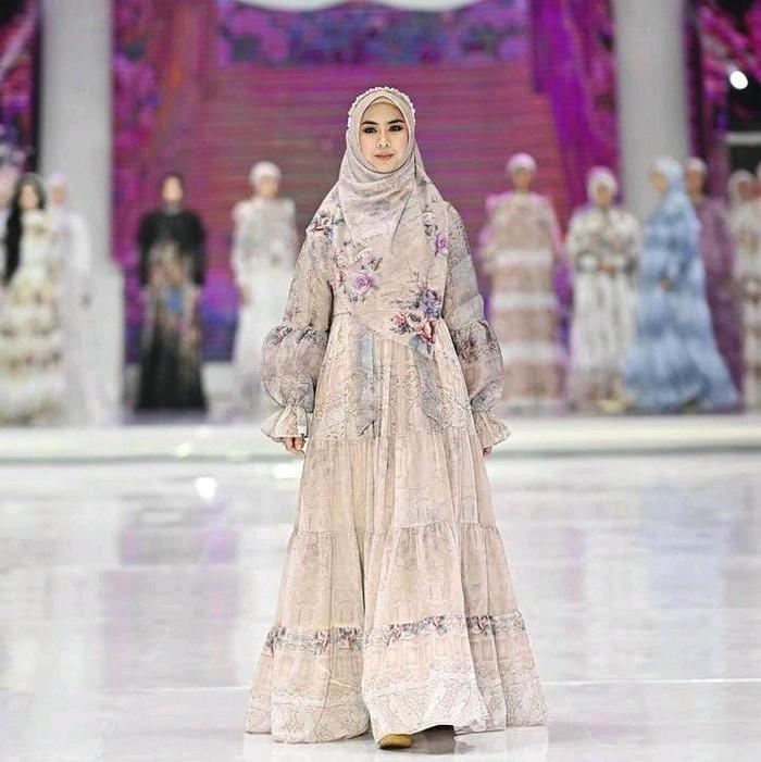 Set Hijab FhasionShow Ustadzah Oki Ori Shellasaukia