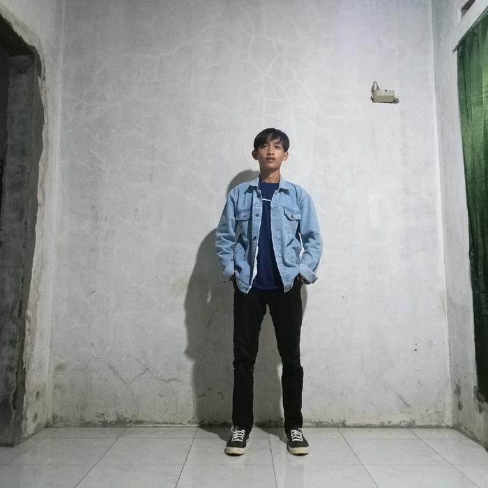 Jaket Pria Denim, Batik Mega Mendung, dan Kaos Oblong Indonesia