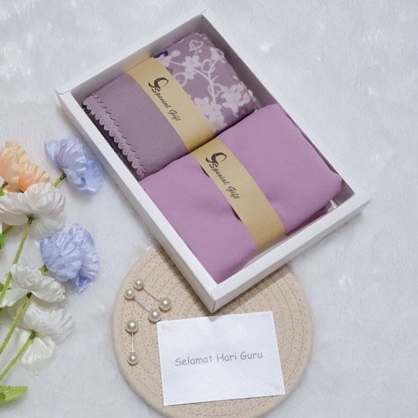 Hampers Dua Hijab Segi Empat Syari Motif dan Polos Senada Kerudung Muslim Jumbo Hadiah Ultah