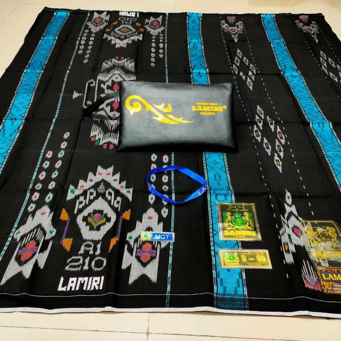 LAMIRI Sarung Tradisional Hitam dengan Motif Etnik dan Tas Kecil - A1 210