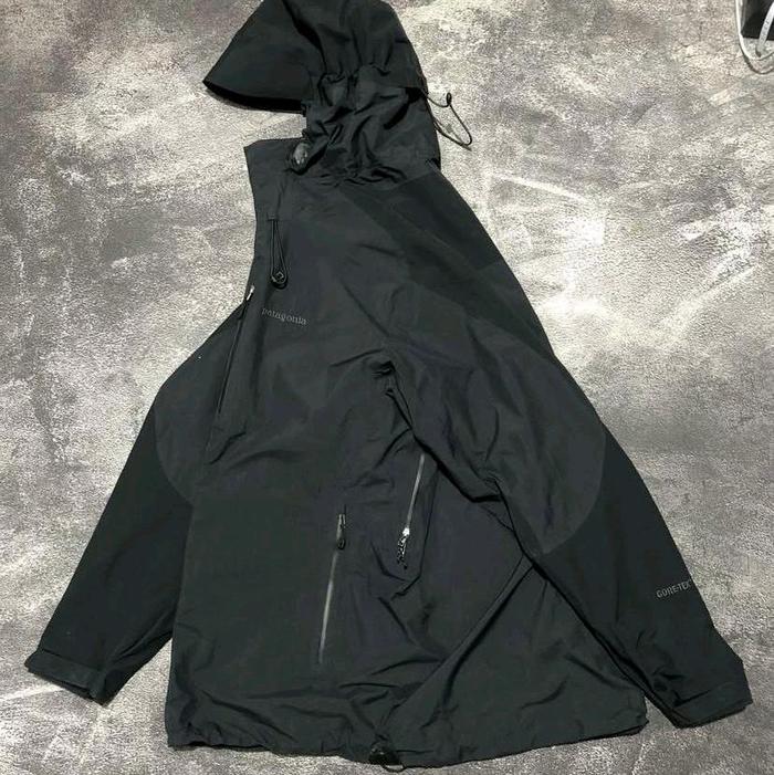 LIVE CO LINK Patagonia Outdoor Goterex Gorpcore Jaket Hitam dengan Hoodie dan Desain Gorpcore