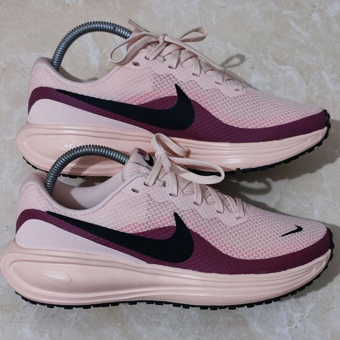 NIKE REVOLUTION 8 W BNIB / 39 (25 CM)