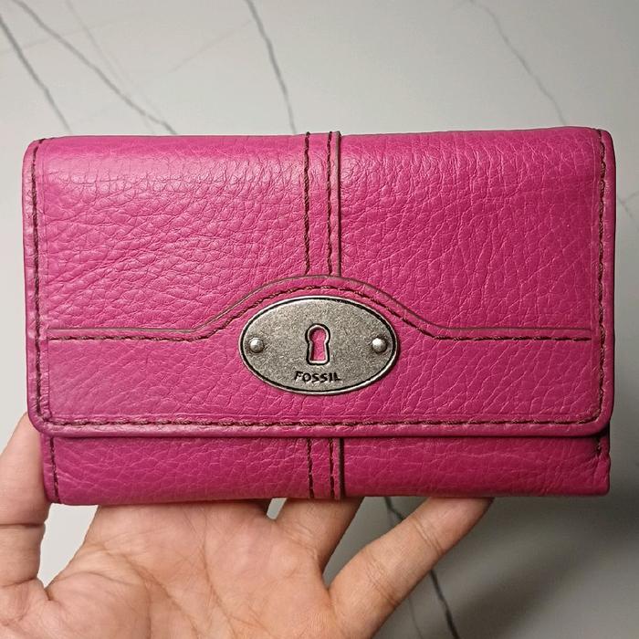 Fossil Dompet Wanita Warna Merah Muda dengan Desain Kunci Elegan dan Kualitas Tinggi