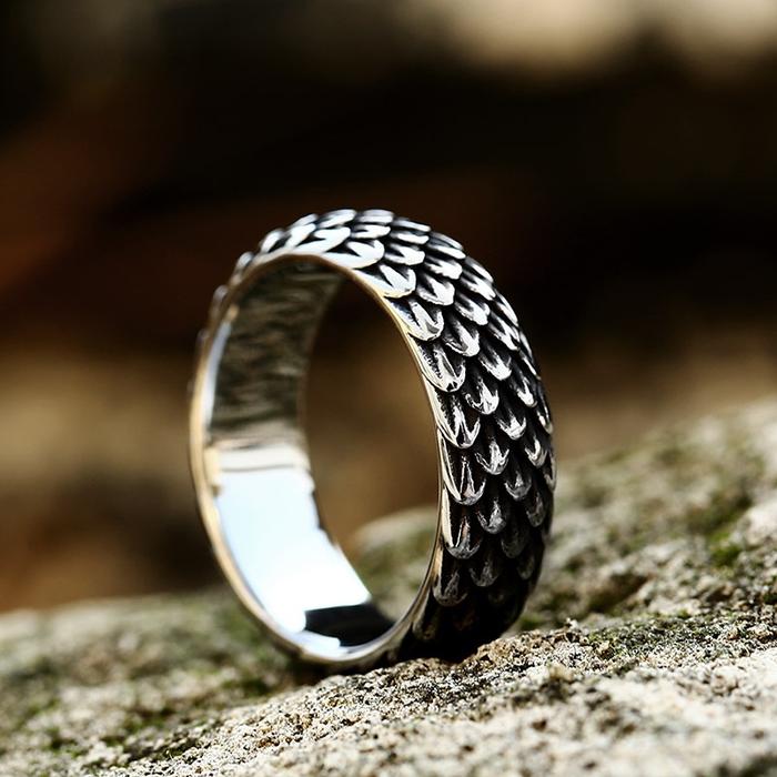 Cincin pria bergaya retro perak dan abu-abu dengan motif sisik naga gaya punk hip-hop dan bentuk nag