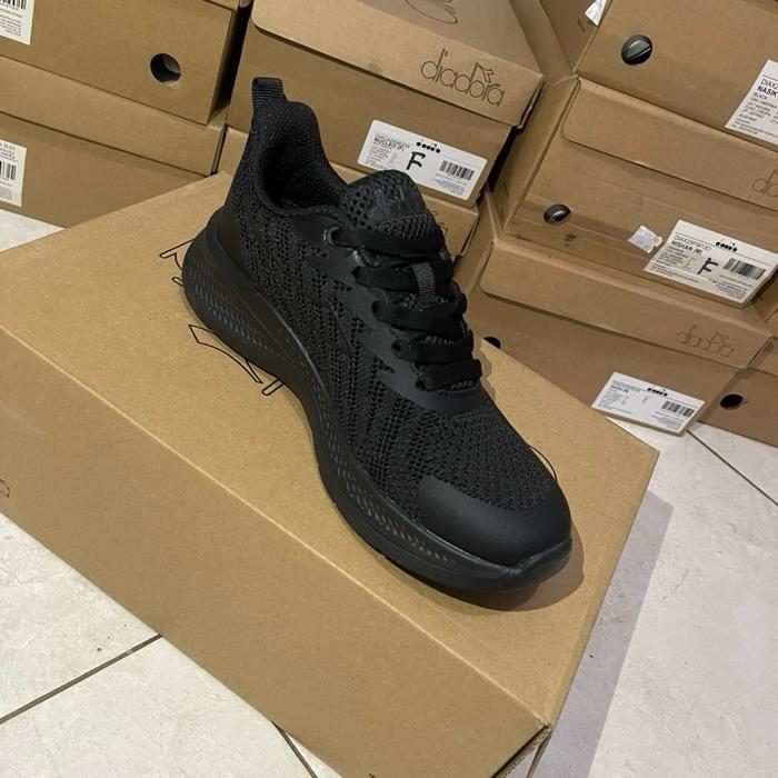 Diadora Niaga Man Sepatu Sneakers Pria Hitam dengan Desain Nyaman dan Stylish