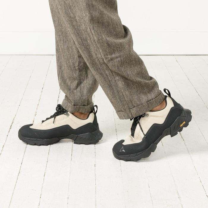 Roa Katharina Hiking Sand Black White Sepatu Hiking Pria Wanita Warna Black White dengan Desain Nyam