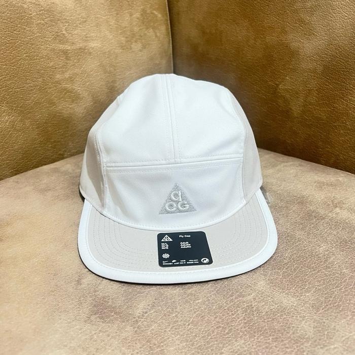 Nike Topi ACG U FLY CAP Putih dengan Logo ACG di Depan topi lari
