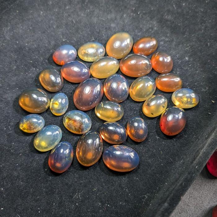 1 butiran getah katilayu merah, kebiruan,dan kuning