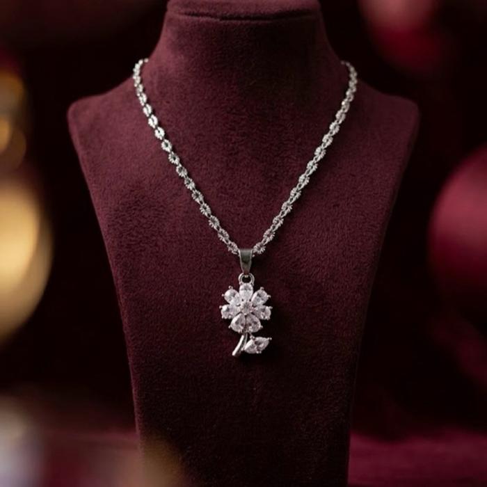 Kalung Titanium liontin bunga kecil