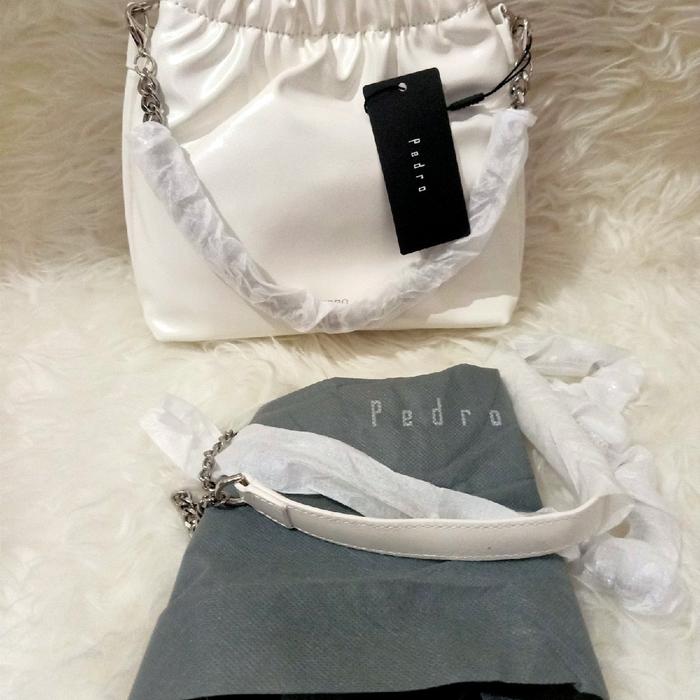 Tas Pedro Bucket Wanita Sz 21, 4, 8.5 Putih dari Kulit Glossy dengan Rantai Pendek dan Panjang - Cew