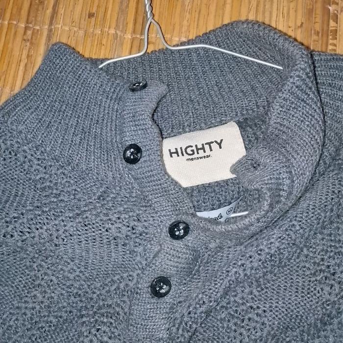 HIGHTY Sweater Rajut Pria dengan Tombol Hitam dan Label HIGHTY