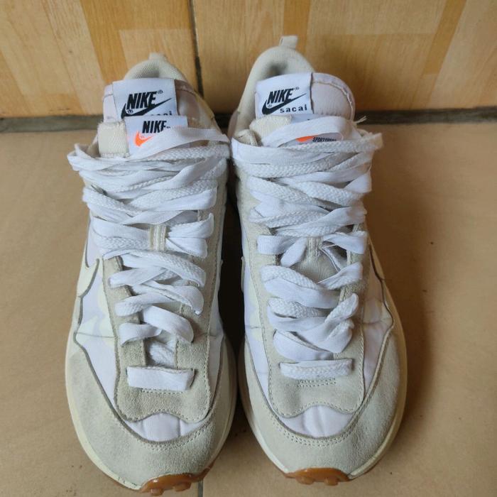 Nike Sancai Sepatu Sneakers Putih dengan Tali Putih dan Sole Coklat untuk Gaya Casual