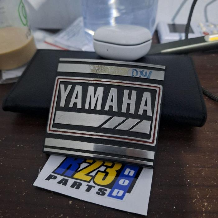 Emblem Dasi Depan Yamaha Alfa Original