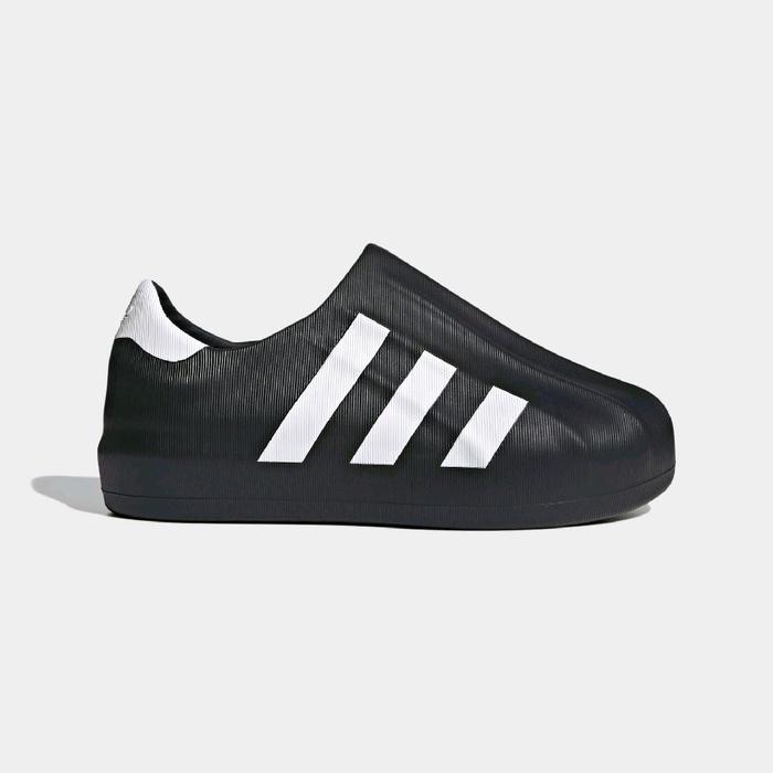 Sepatu Adifoam Superstar Shoes Core Black Cloud White dengan Desain 3 Garis Putih