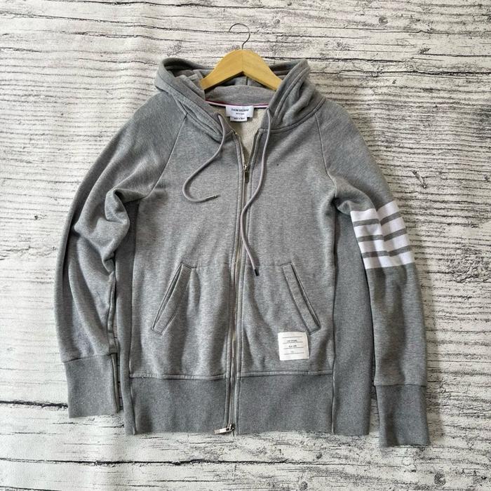 Thome Browne Zipper Hoodie dengan Desain Stripes Putih di Lengan dan Kantong Depan untuk Gaya Santai