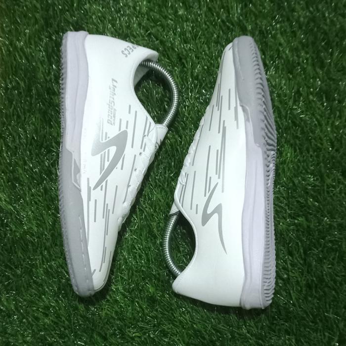 Ada Sepatu futsal anak sd smp sma keren sepatu specs putih silver ls ivory sepatu  futsal sepatu fut