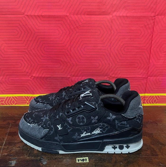 Sepatu Second lv Trainers black size 42