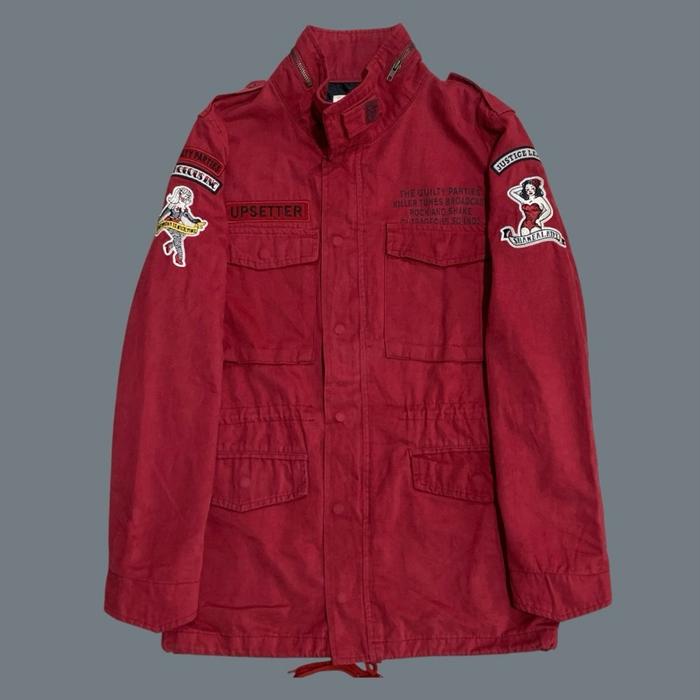 Jaket Militer Merah Tipe M-65 dengan Patch Upsetter dan Desain Tali Serut untuk Gaya Kasual