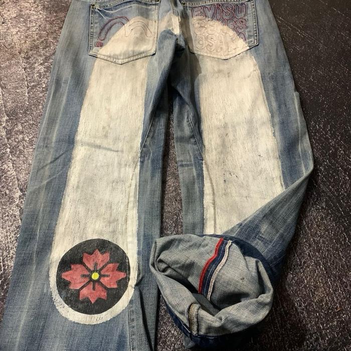 Evisu Big Logo Jeans dengan Desain Unik dan Detail Bunga untuk Tampilan Gaya