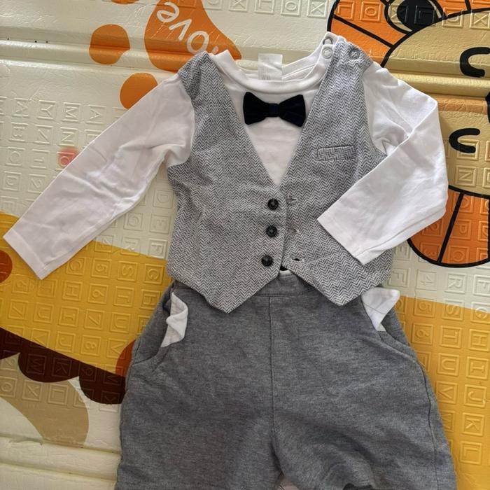 Baju Hnm Bayi Preloved Setelan Vest dan Celana Abu-abu dengan Kemeja Putih dan Pita Hitam