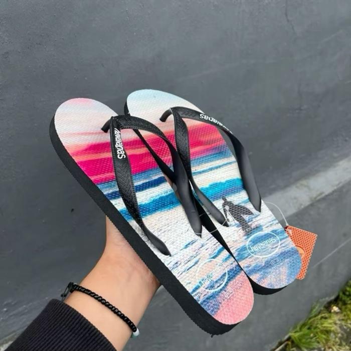Havaianas Sandal Cowok Surfing dengan Desain Warna-warni dan Tali Hitam Nyaman untuk Aktivitas Haria