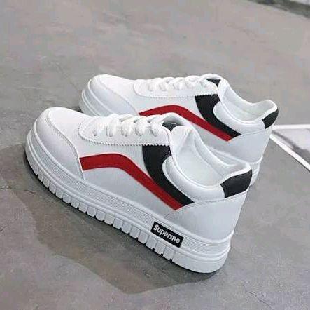 Sepatu Sneakers Putih dengan Desain Merah dan Hitam Supreme