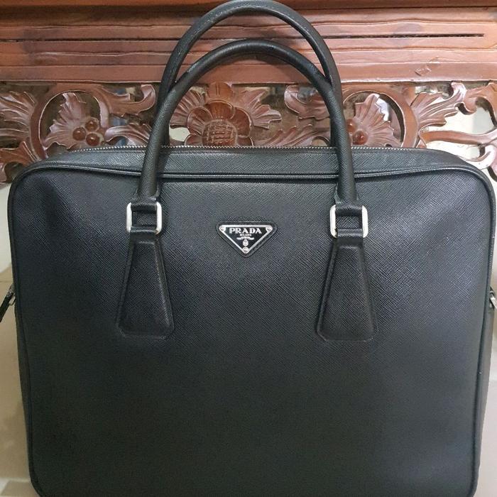 Prada Tas Pria Hitam Kulit Saffiano dengan Logo Prada dan Tali Tangan Elegan Selempang