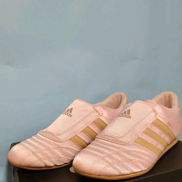 Adidas Preloved Taekwondo Sepatu Perempuan Pink Sneakers Ukuran 39 ⅓ untuk Aktivitas Taekwondo denga