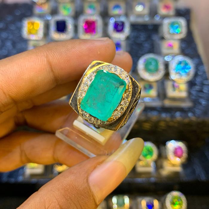 Zamrud kotak ring titanium