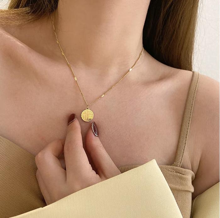 Kalung Titanium Wanita Elegan Liontin Coin 2 Sisi Anti Karat Tidak Luntur Aman Kulit Tahan Air Kekin